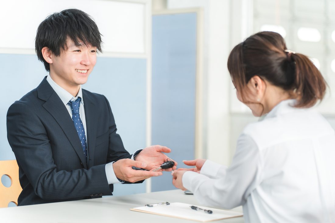 新車のキーを受け取る手元|カーサブスクで新車に乗る