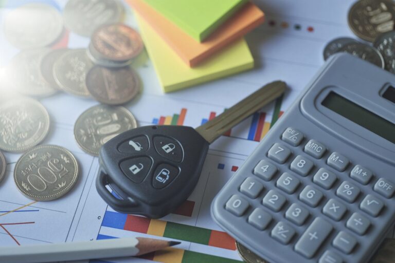 カーリースの月額相場と料金の内訳を計算するイメージ