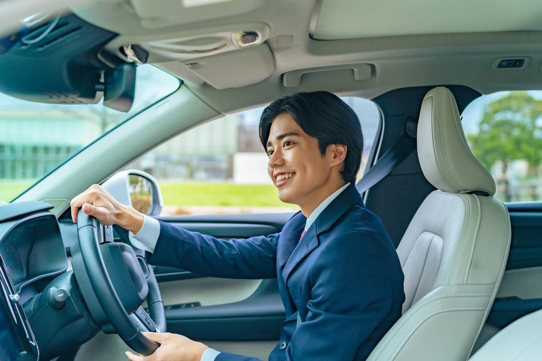 通勤に使う車と会社員|月々定額のカーサブスク
