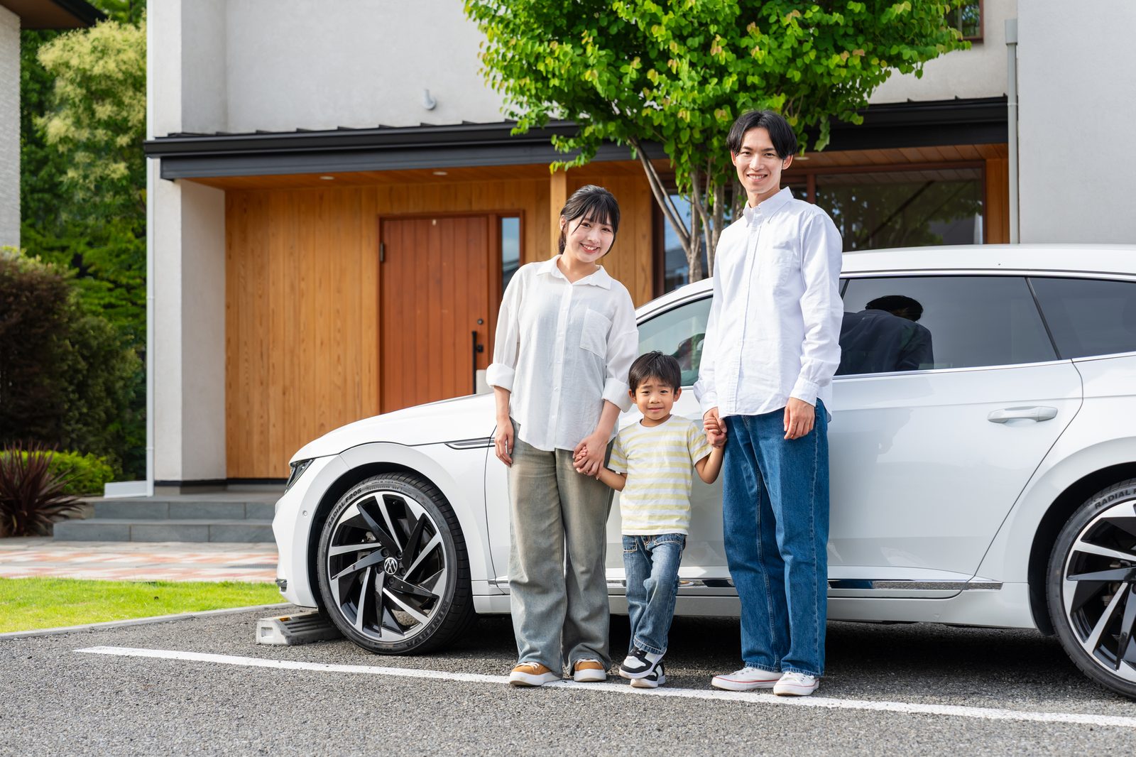 新車の前で笑顔の家族|神奈川のカーサブスク・カーリース